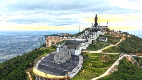 Khu du lịch quốc gia núi bà Đen thu hút khách du lịch ngày đầu năm mới (phóng viên phát tin về ban, đã thông qua trưởng cqtt ạ)